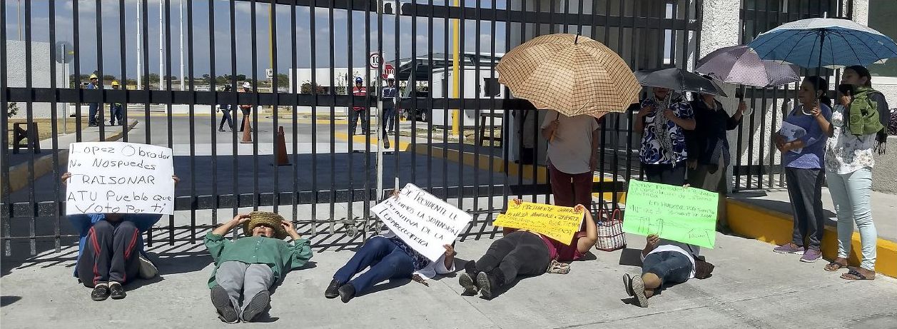 En grupp demonstranter blockerar infarten till det nya kraftverket i Huexca i centrala Mexiko.