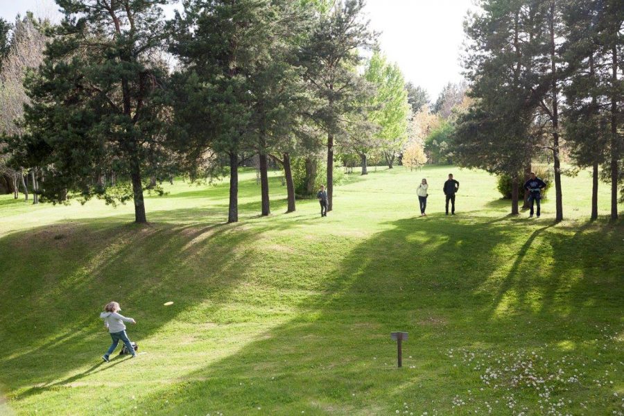 Malcolm Jacobson | Järva Discgolfpark är en allmän landskapspark som bekostas av spelarnas avgifter.