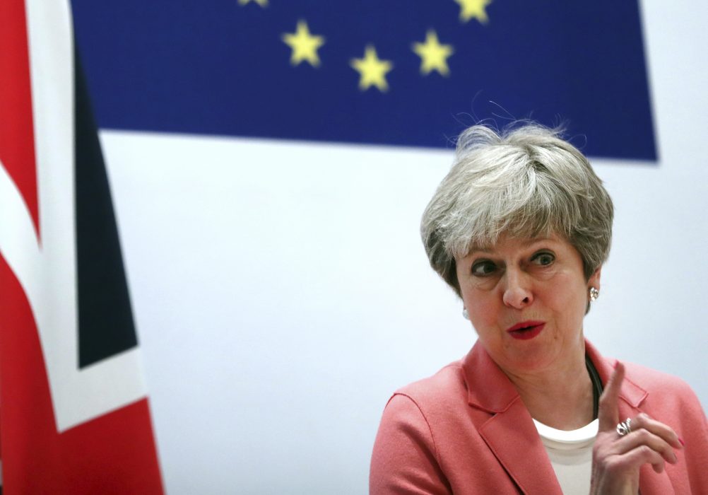 Francisco Seco/AP/TT | Storbritanniens premiärminister Theresa May håller presskonferens efter EU-ledarnas toppmöte med Arabförbundet i Sharm el-Sheikh.