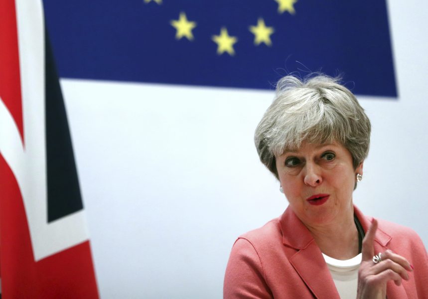 Francisco Seco/AP/TT | Storbritanniens premiärminister Theresa May håller presskonferens efter EU-ledarnas toppmöte med Arabförbundet i Sharm el-Sheikh.