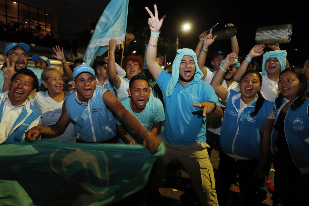 Supportrar till Nayib Bukele, som har utropat sig till vinnare i valet i El Salvador, firar.