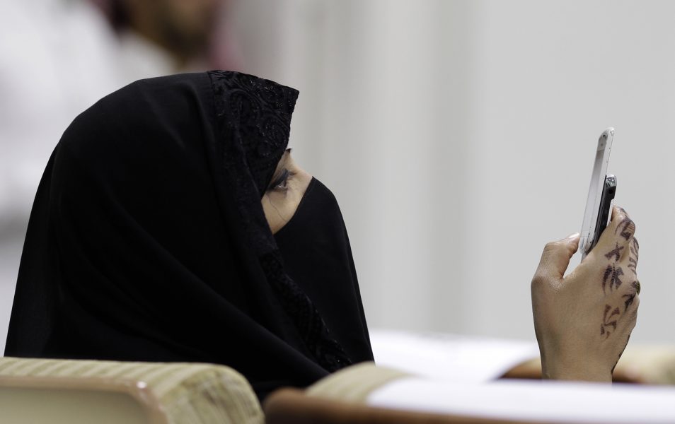 Saudiarabien försvarar en app som låter män kontrollera kvinnors resehandlingar.