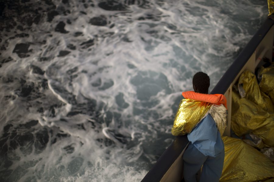 Fyra personer drunknade när en båt med migranter sjönk utanför Turkiets kust.