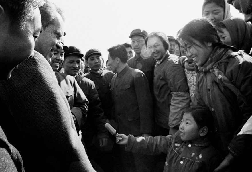 Richard Nixon får en glass av en liten tjej på Himmelska fridens torg i Peking.