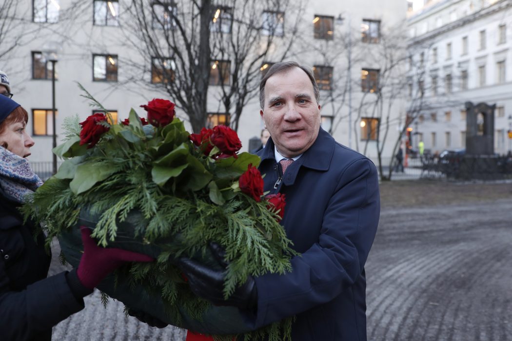 Nils Petter Nilsson/TT | Statsminister Stefan Löfven med krans på Adolf Fredriks kyrkogård.