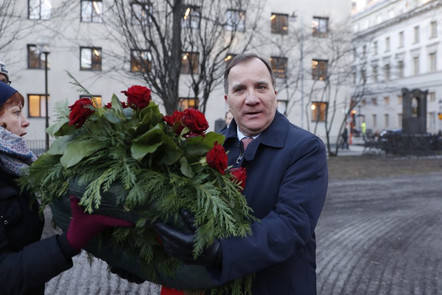 Nils Petter Nilsson/TT | Statsminister Stefan Löfven med krans på Adolf Fredriks kyrkogård.