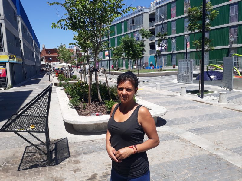 Valeria Barrientos utanför husen i La Containera, där 120 moderna lägenheter stod klara för inflyttning 2017.