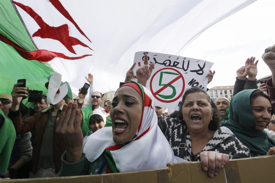 Demonstranter i Marseille i Frankrike kräver att Algeriets president Abdelaziz Bouteflika inte ska kandidera för en femte mandatperiod.