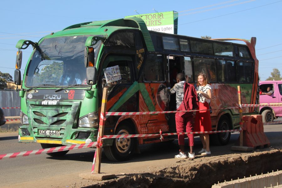 Kata Nylén tar bussen på Ngong Road in mot stan för att delta på Green congress of Kenya.