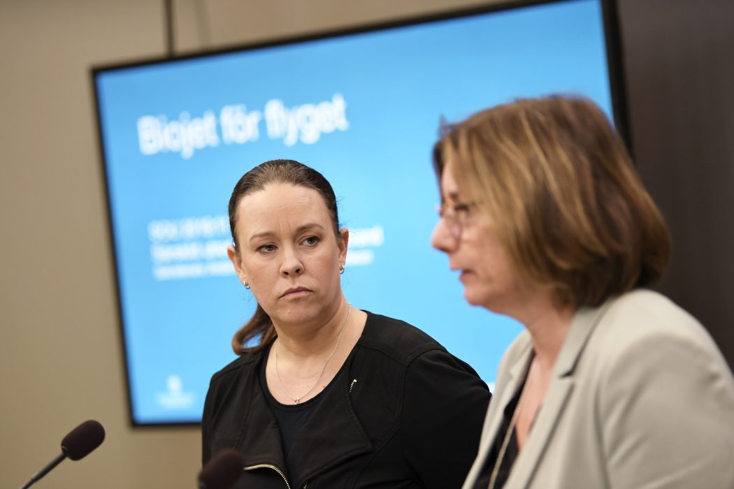 Den särskilde utredaren Maria Wetterstrand överlämnar utredningen om biobränsle för flyget till miljö- och klimatminister Isabella Lövin under en pressträff i Rosenbad.