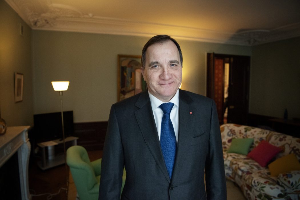 Jessica Gow/TT | Statsminister Stefan Löfven (S) tar emot för en intervju på Sagerska palatset.