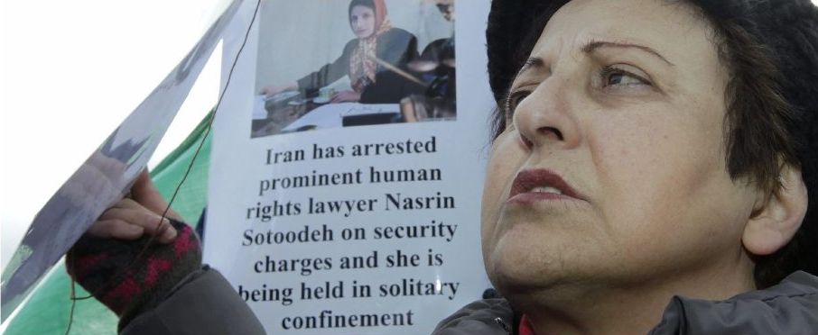 Människorättsaktivisten Shirin Ebadi, som vann Nobels fredspris 2003, protesterade 2010 i Genevé för att fria Sotoudeh.