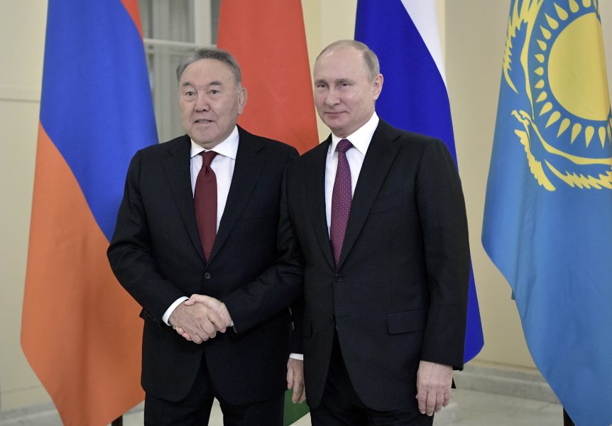 Kazakstans president Nursultan Nazarbajev och ryske kollegan Vladimir Putin i december i fjol.