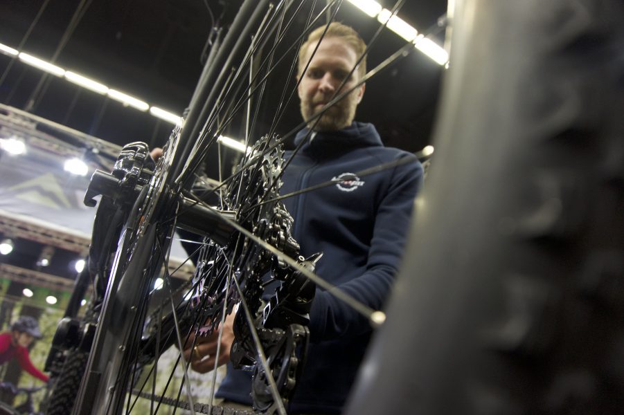 Bikefixx verksamhetschef Erik Vikengren kollar in växlarna på en Mountainbike.