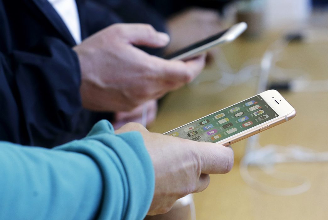 Apple och Google kritiseras för att man tillhandahåller en saudisk app för att kontrollera kvinnors resande.