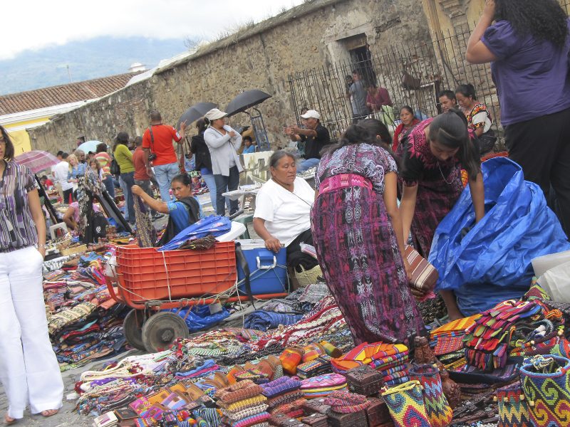 Kvinnor säljer hantverk på en marknad i staden Antigua i Guatemala.