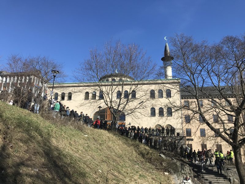 Över 300 personer bildar en halvcirkel omkring Stockholms moské i en manifestation för rätten att utöva religion i säkerhet.