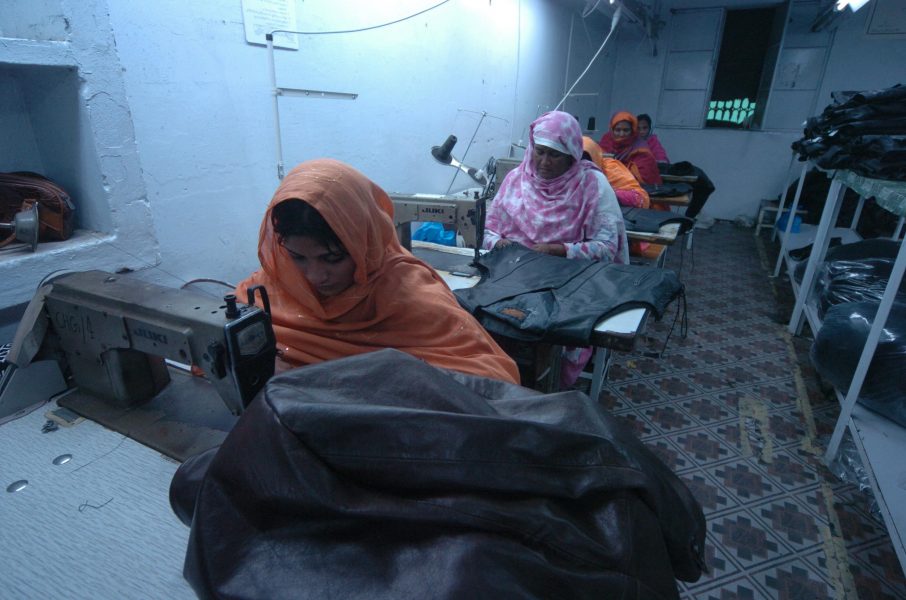 Sömmerskor i Lahore i Pakistan syr läderjackor.