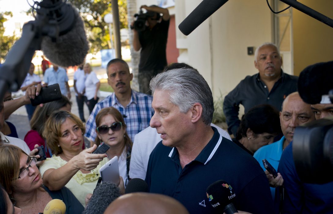 Kubas president Miguel Díaz-Canel mötte reportrar efter att han varit och röstat.