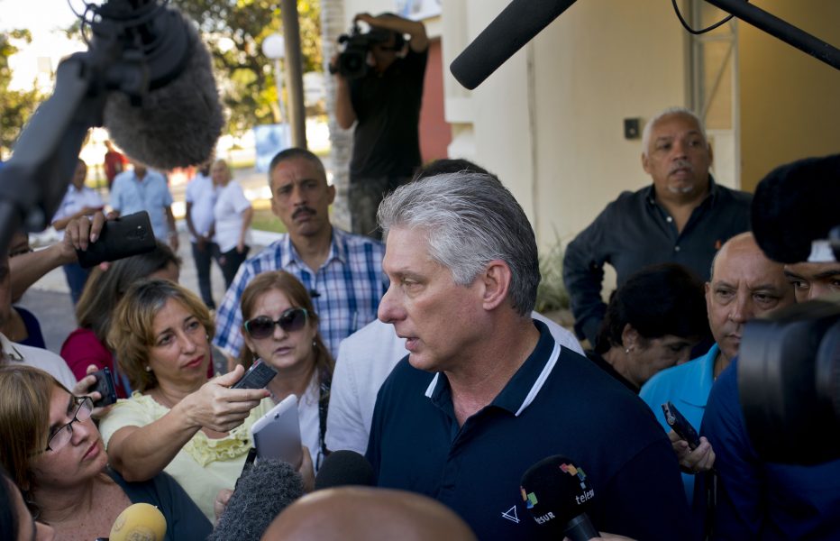 Kubas president Miguel Díaz-Canel mötte reportrar efter att han varit och röstat.
