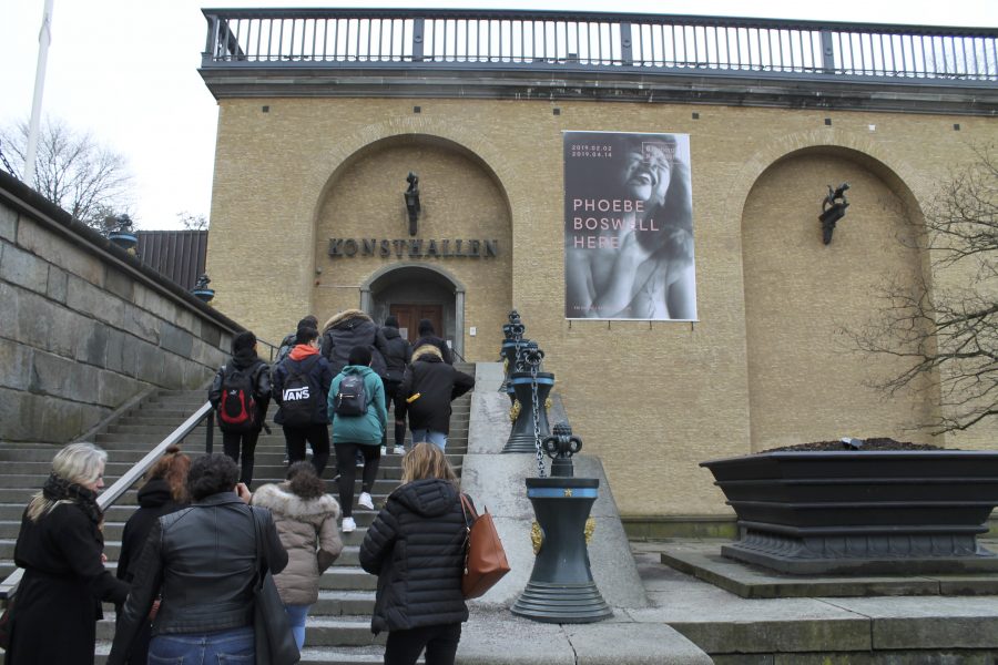 I ett samarbete mellan Lövgärdesskolan i Angered och Göteborgs konsthall följer högstadieelever med på en resa från Lövgärdet till Götaplatsen.
