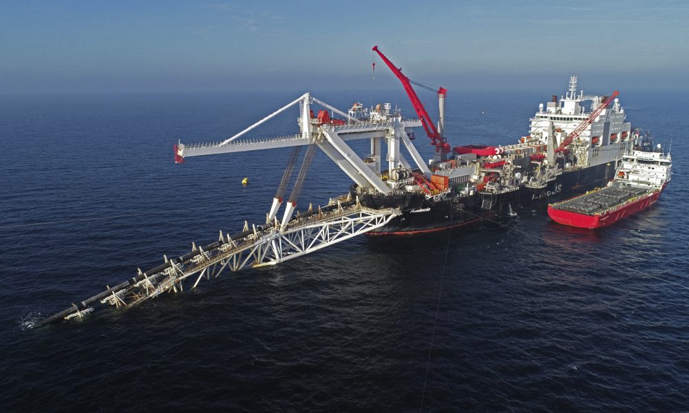 Ett fartyg arbetar i Östersjön med gasledningen Nord Stream 2.