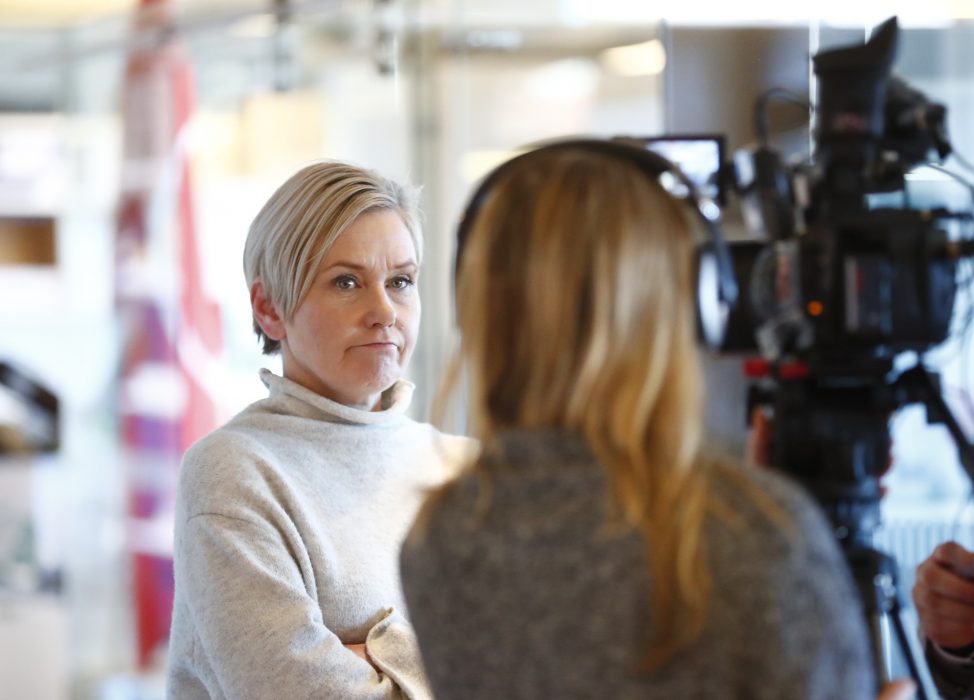 Anna Johansson, Socialdemokraternas ordförande i Göteborg, avgår till följd av de interna konflikterna i partiet.
