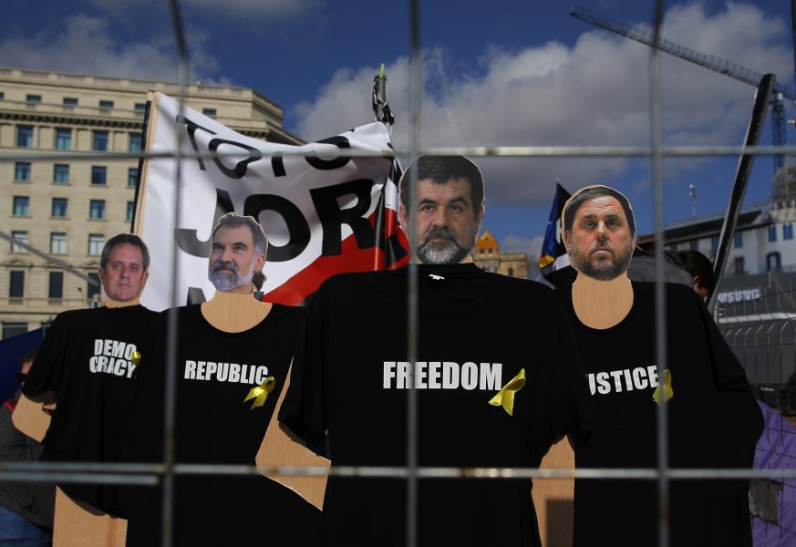 Bilder på Joaquim Forn, Oriol Junqueras, Jordi Cuixart och Jordi Sànchez under en demonstration i centrala Barcelona förra året mot fängslandet av de katalanska ledarna.