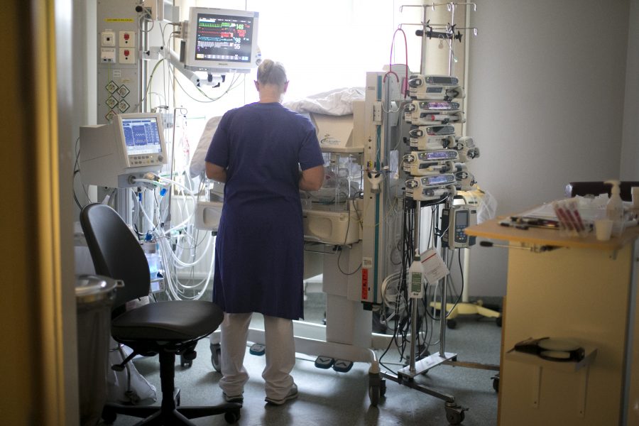 Björn Larsson Rosvall/TT | Sjuksköterskor på flera av Stockholms sjukhus hotar att säga upp sig i protest mot en ny lönemodell.
