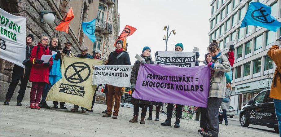 Aktivister i Extinction rebellion, som startade i Sverige 2018, uppmärksammar landets ”overshoot day” den 26 mars.