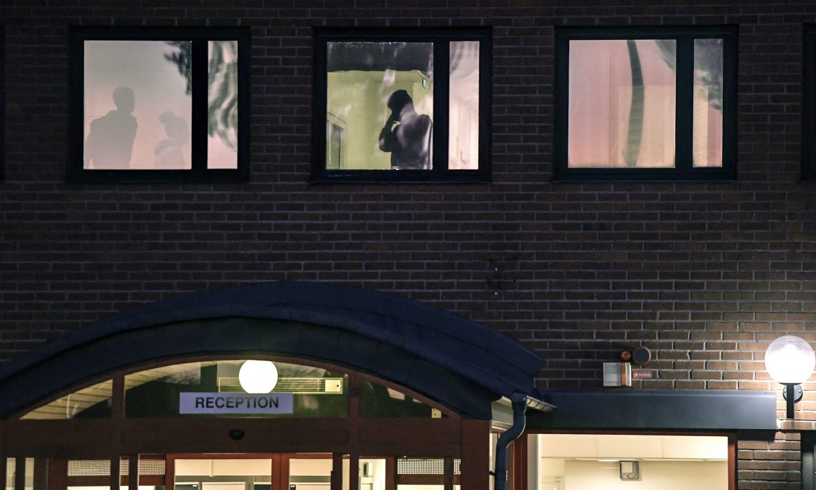 Anders Wiklund/TT | Ett antal gärningsmän har genomfört ett fritagningsförsök vid Migrationsverkets förvar i Märsta.