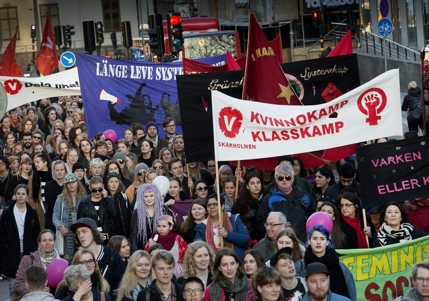Demonstrationståg med tusentals deltagare mellan Slussen och Medborgarplatsen i Stockholm.