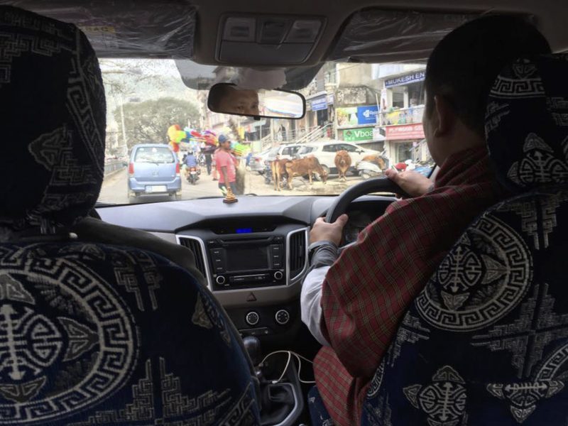 På bilfärd med två bhutaneser i Indien.