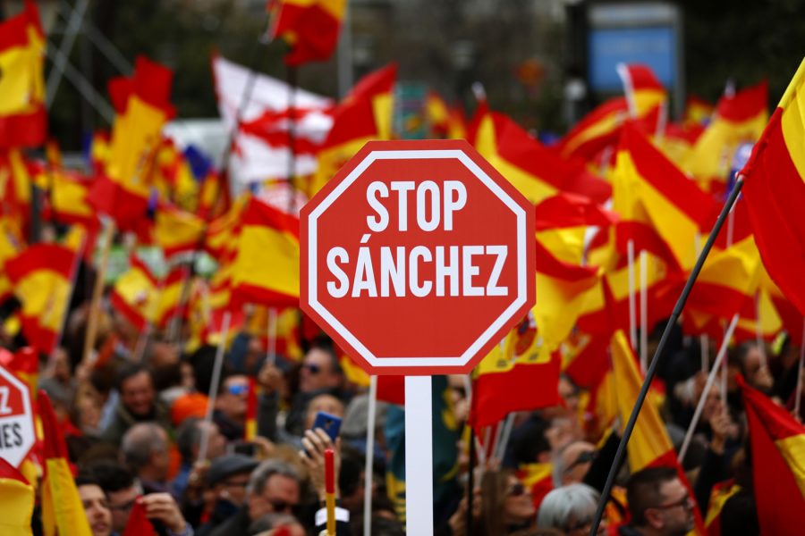 Demonstranter i Madrid kräver premiärminister Sánchez avgång.