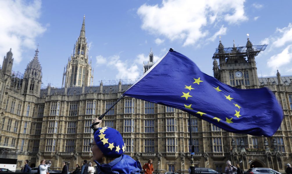 En antibrexit-anhängare visar sitt stöd för EU utanför parlamentet i London.