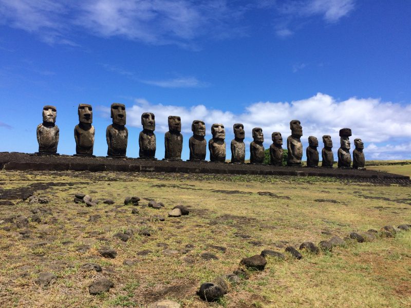 Vid den 200 meter långa begravningsplatsen Tongariki Ahu finns 15 stenstatyer placerade framför vulkanen Rano Raraku.