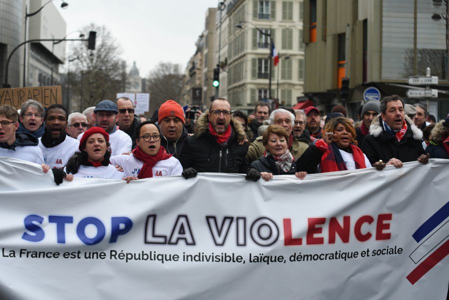 Philippe Lhoste, andra person från vänster, och Laurent Soulie, i mitten, deltar i av Röda sjalarnas manifestationer mot Gula västarna.