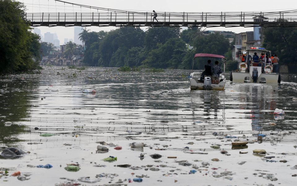 Plast i en flod i Filippinerna.