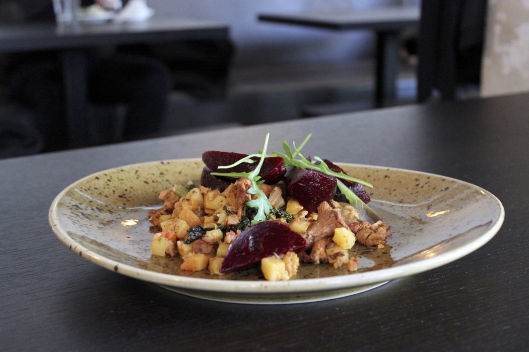 Hops kör vegansk husmanskost till lunch, som till exempel pyttipanna med sojakött och kantareller.