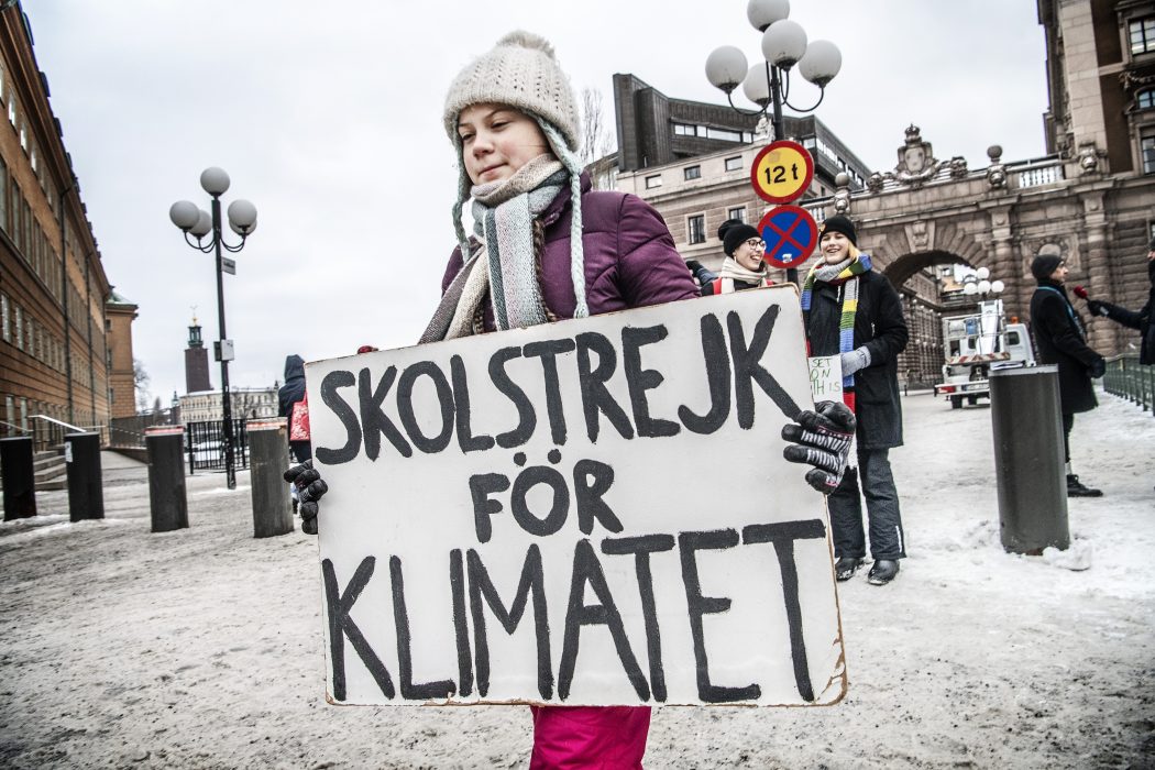 Tomas Oneborg/SvD/TT | Greta Thunberg, som startade Skolstrejk för klimatet, och andra klimataktivister strejkade utanför riksdagen i Stockholm på fredagen.