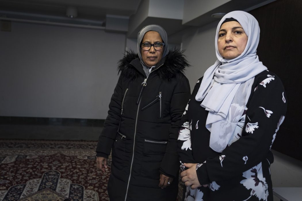 Naina Helén Jåma/TT | Zebeba Busyre (tv) och Khadija Smaomn efter fredagsbönen i Stockholms moské.