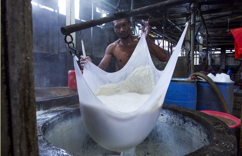 Foto: Firdia Lisnawati/AP/TTTofumassan rinner av i en silduk på en liten tofufabrik på Bali.