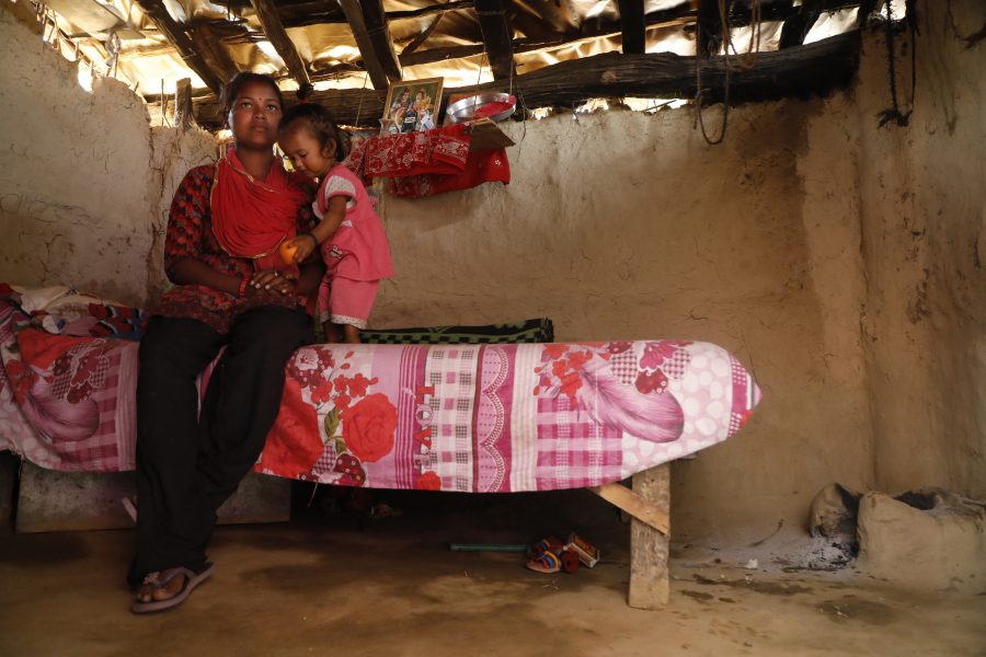 Sita Damai, 21, bor med sin dotter i ett lerhus i Khalla Bast, hennes man jobbar i Indien.