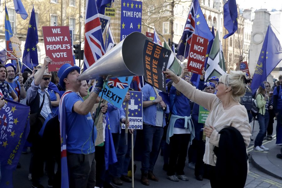 Demonstranter för och emot brexit utanför Downing Street i London.