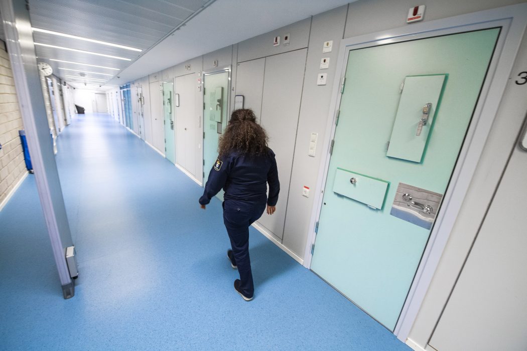 Kriminalvården begränsar psykologstödet till frihetsberövade.