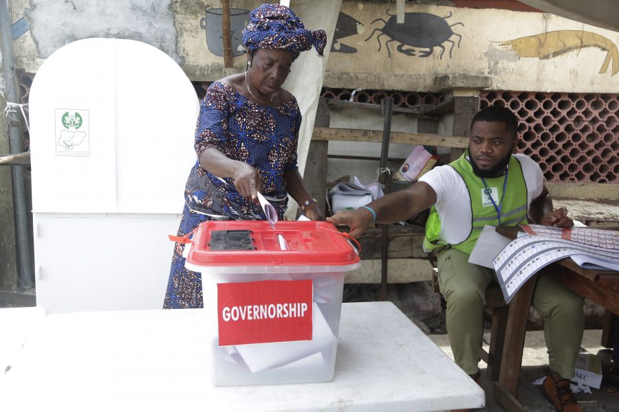 En kvinna lägger sin röst i det nigerianska guvernörs- och delstatsparlamentsvalet.