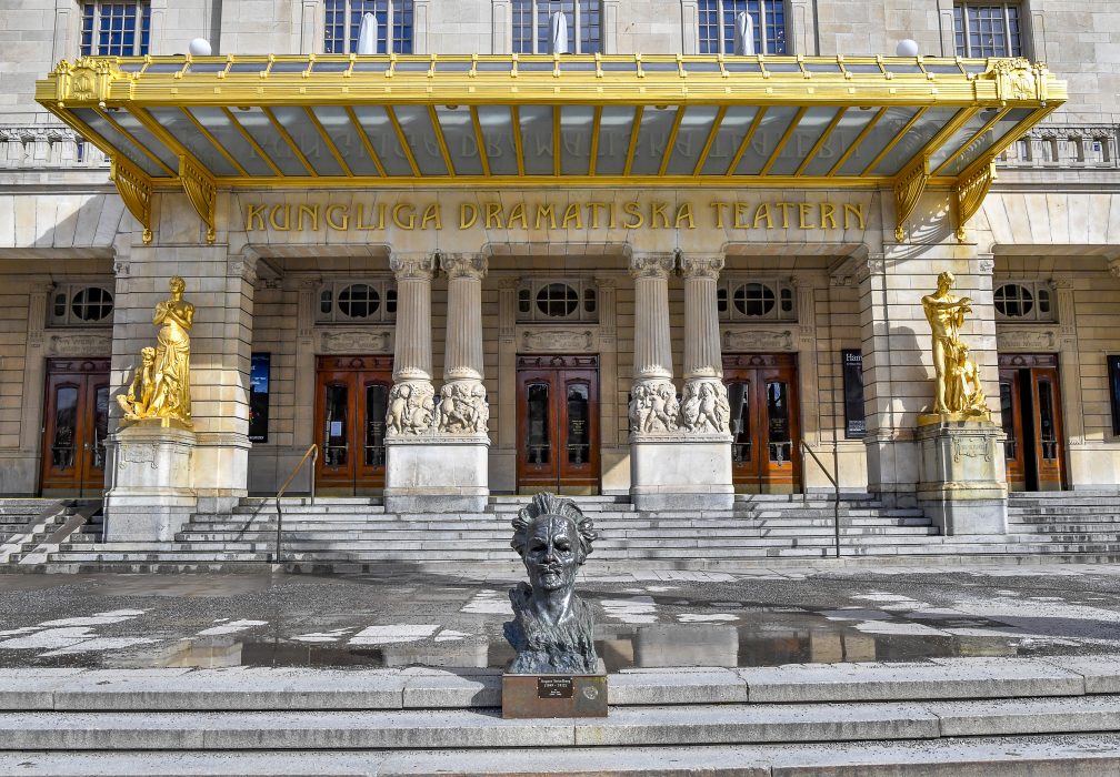 Inga nya roller är planerade för den dömde skådespelaren, meddelar Dramaten.