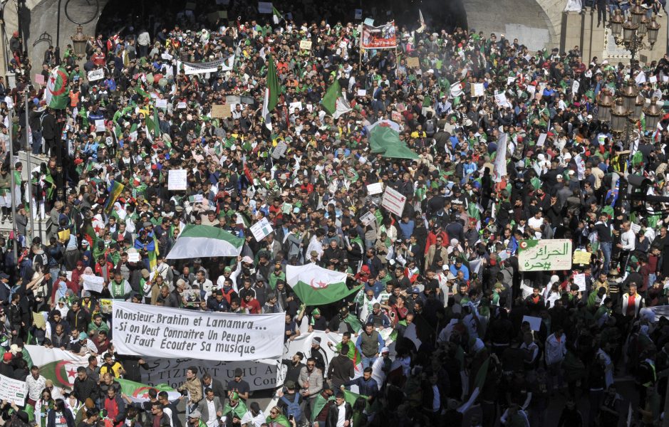 Demonstranter i Algeriets huvudstad Alger på fredagen.