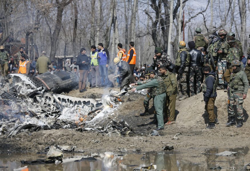 Indisk militär inspekterar vraket av ett indiskt stridsflygplan i den indiska delen av Kashmir.