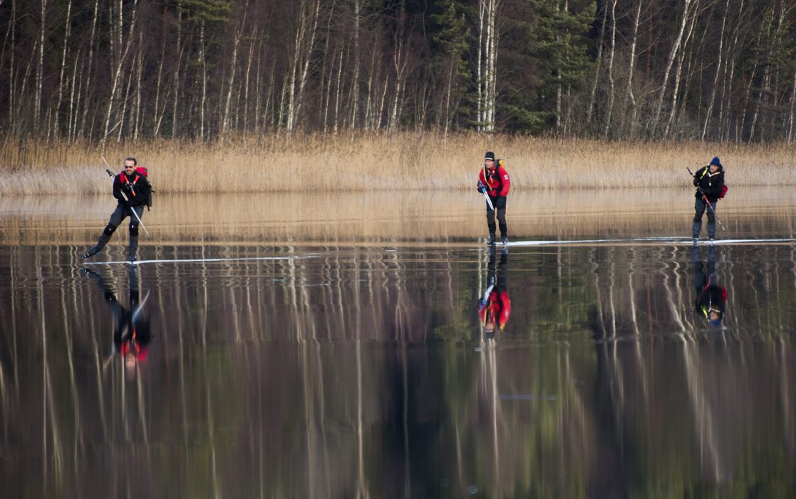 Med tanke på det skiftande vädret är det klokt att tänka sig för både en och två gånger innan du ger dig ut på skridskorna.